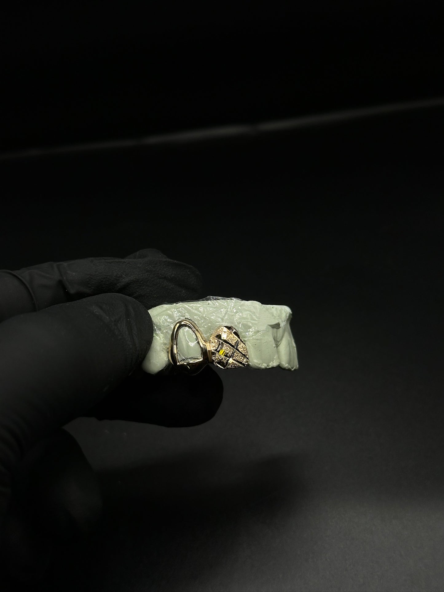GOLD DIAMONDDUSTCUT WITH WINDOW