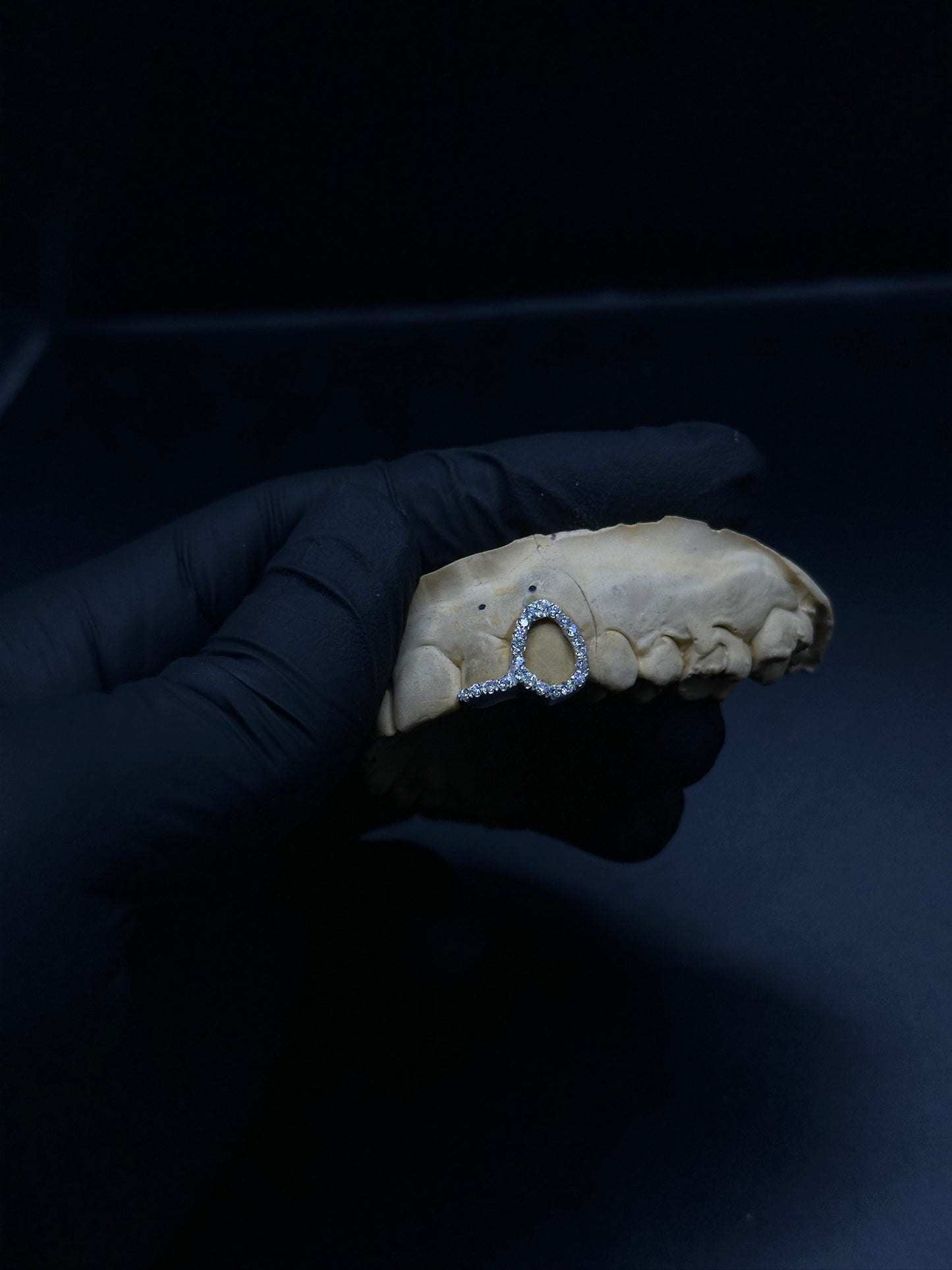 DIAMOND WINDOW WITH DIAMOND TIP